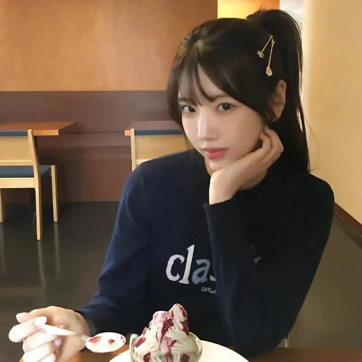 玻璃橱窗中的姑娘